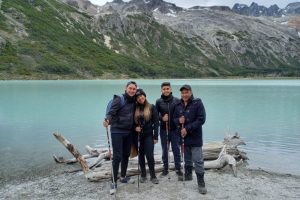 foto degrupo de fondo laguna esmeralda