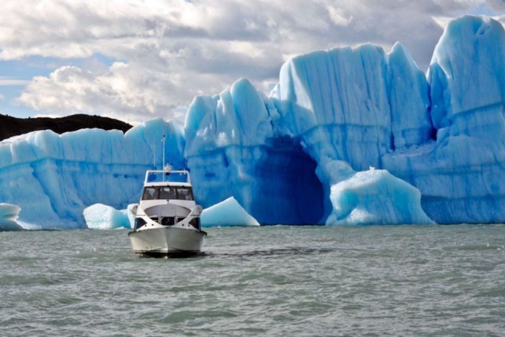 embarcacion todo glaciares con glaciar detrás