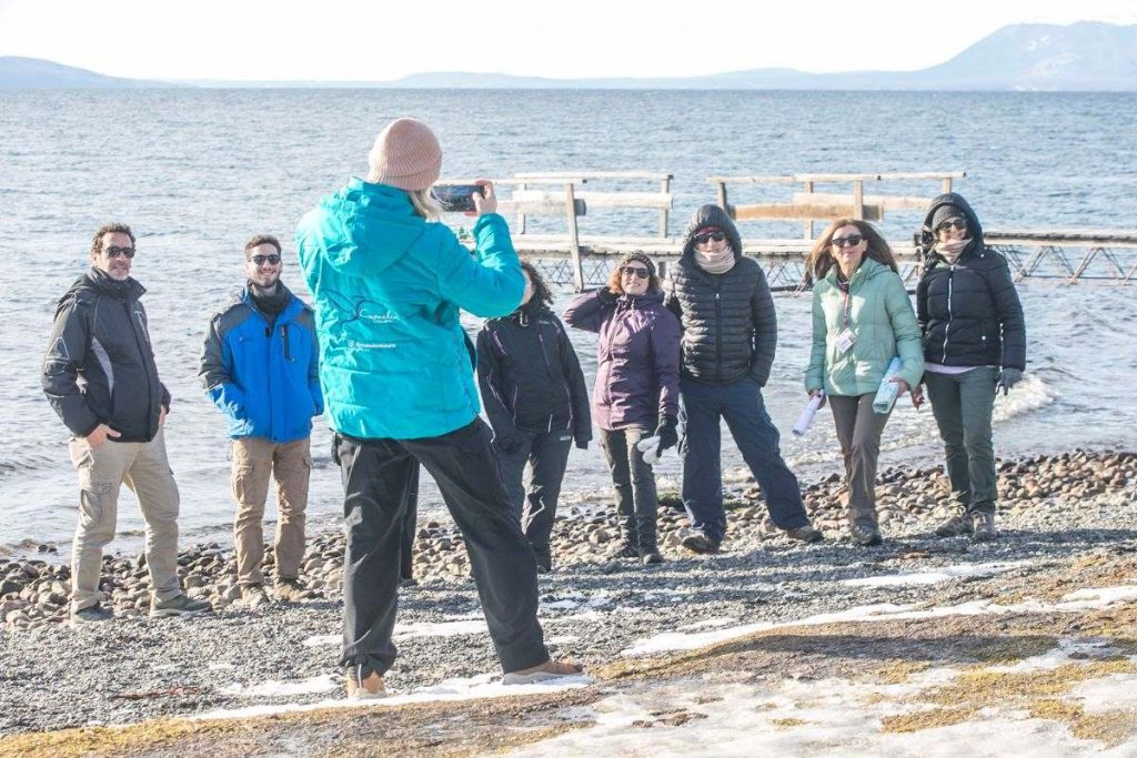 Personas tomando una foto en grupo en los lagos fueguinos