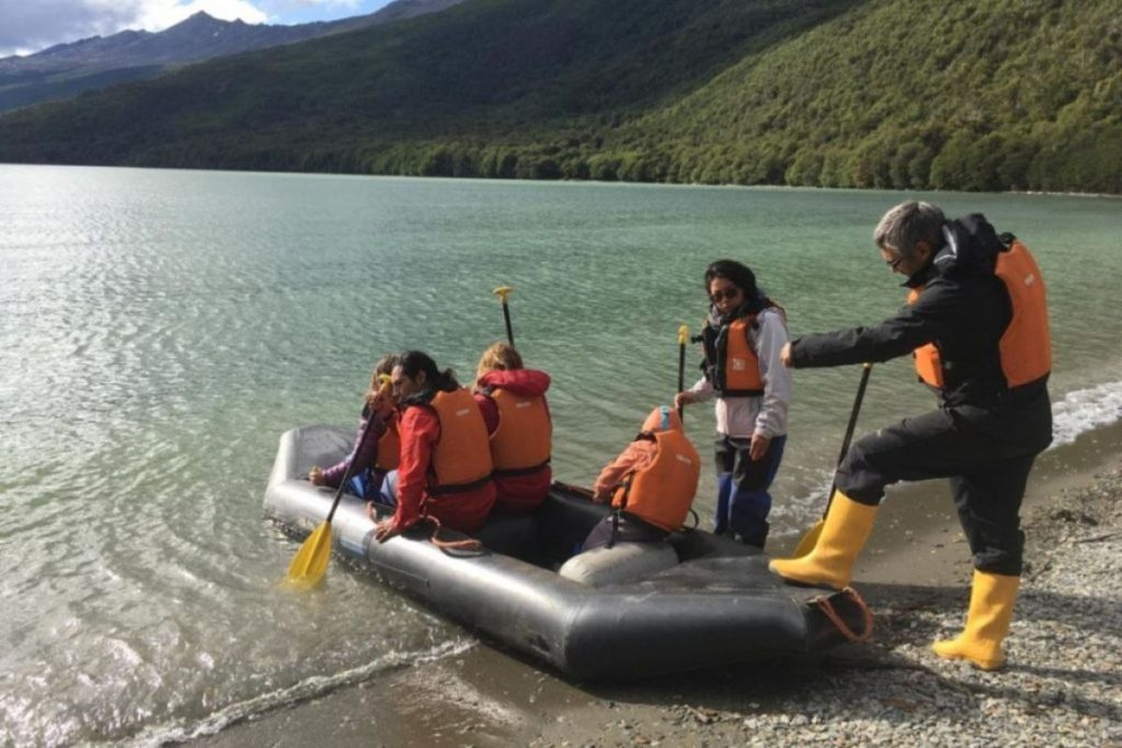 Parsonas haciendo canotaje en el parque nacional Ushuaia