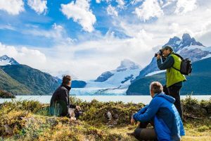 Grupo de viajeron admirando el glaciar