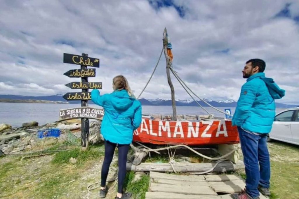 Barco emblemático de Puerto Almanza con personas viendo el paisaje