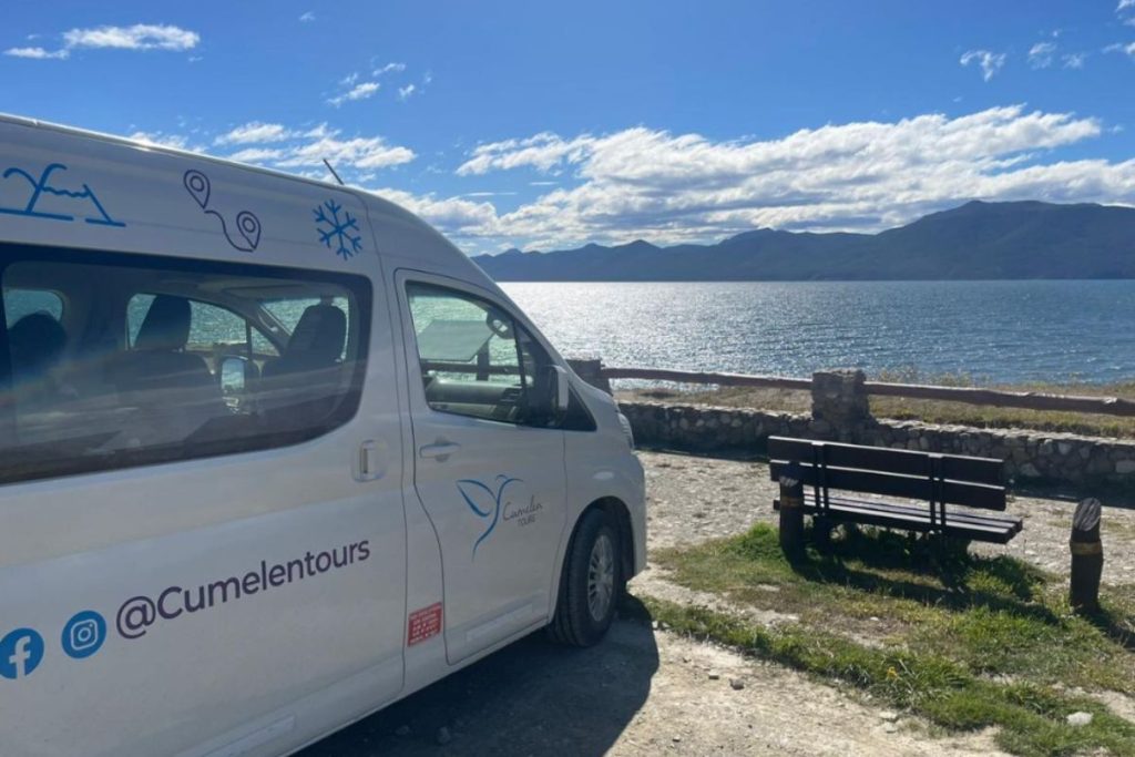 Tolhuin camioneta y vista con montañs